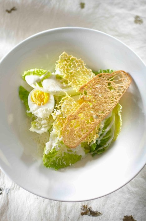 Caesar salade met krokante kaas en zuurdesem