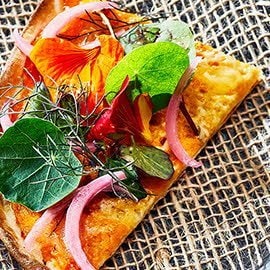 Flammkuchen met pompoen, blauwe Bastiaanse en citrus Flammkuchen met pompoen, blauwe Bastiaanse en citrus
