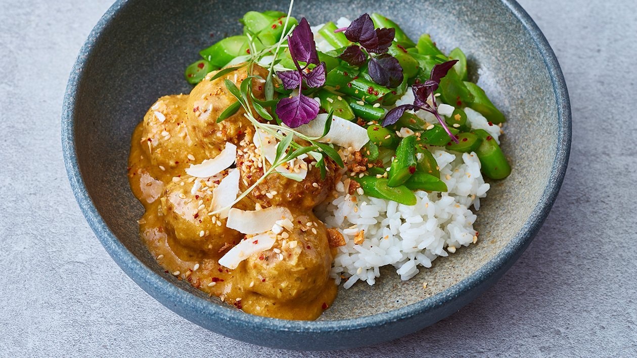 Korma met vegetarische gehaktballetjes en yoghurt crumble Korma met vegetarische gehaktballetjes en yoghurt crumble