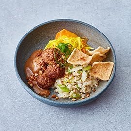Vegetarische balletjes met nasi en satésaus