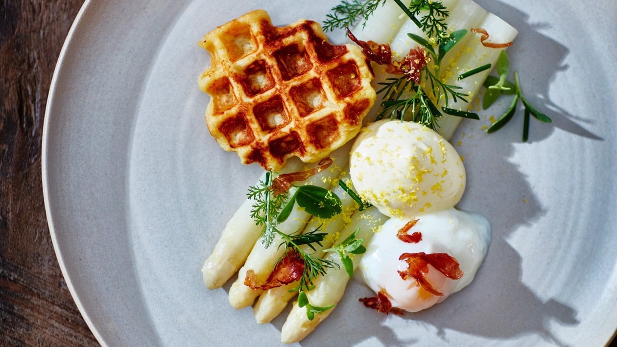 Asperges met kruiden, 64˚C eitje, hollandaise, aardappelwafel
