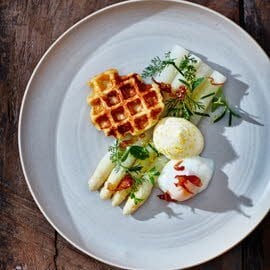 Asperges met kruiden, 64˚C eitje, hollandaise, aardappelwafel Asperges met kruiden, 64˚C eitje, hollandaise, aardappelwafel