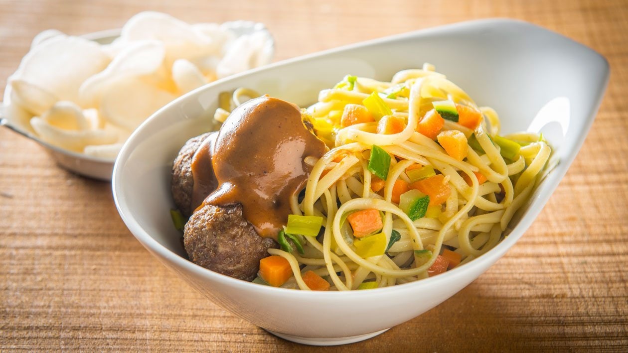 Bami met pindasaus en gehaktballetjes – Recept