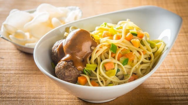 Bami met pindasaus en gehaktballetjes Bami met pindasaus en gehaktballetjes