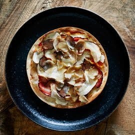 Flammkuchen met pompoen, eekhoorntjesbrood, kastanjes en spek