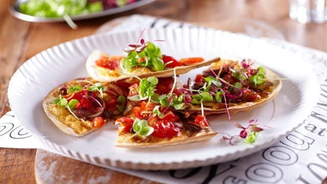 Flammkuchen met tomaatjes, gekarameliseerde ui en basilicum