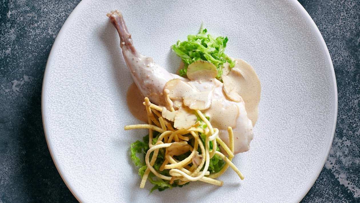 Geconfijt konijnenboutje met groene kool, Spätzle en kastanjes – Recept