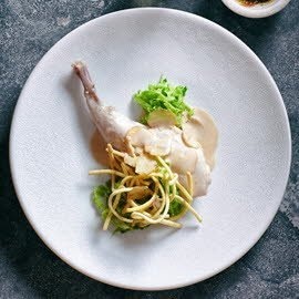 Geconfijt konijnenboutje met groene kool, Spätzle en kastanjes Geconfijt konijnenboutje met groene kool, Spätzle en kastanjes