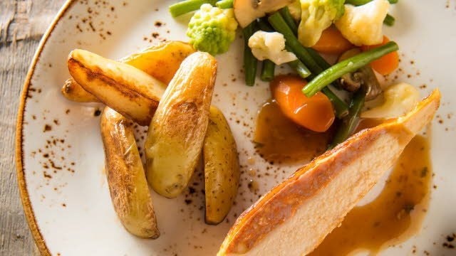 Gevulde parelhoen met jachtsaus Gevulde parelhoen met jachtsaus