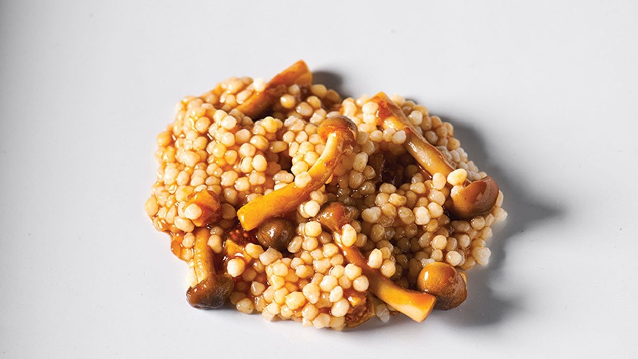 Handgerolde couscous met vijgen en bospaddenstoelen – Recept