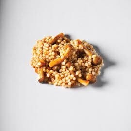 Handgerolde couscous met vijgen en bospaddenstoelen Handgerolde couscous met vijgen en bospaddenstoelen