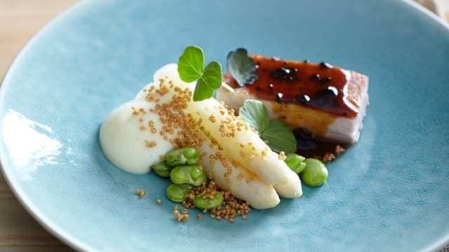 Krokant speenvarken zwarte knoflookjus asperges en vadouvan