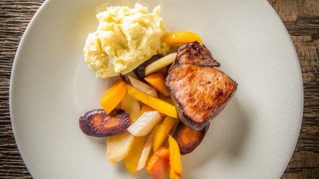 Livar varken met bordelaise,aardappelpuree en vergeten groenten Livar varken met bordelaise,aardappelpuree en vergeten groenten