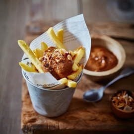 Oosters frietje met saté saus