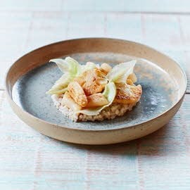 Parelgortrisotto met gebakken asperges, bloemkool en ham Parelgortrisotto met gebakken asperges, bloemkool en ham