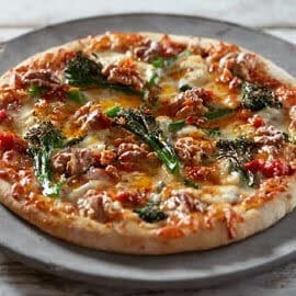 Pizza met gorgonzola, broccoli en walnoten