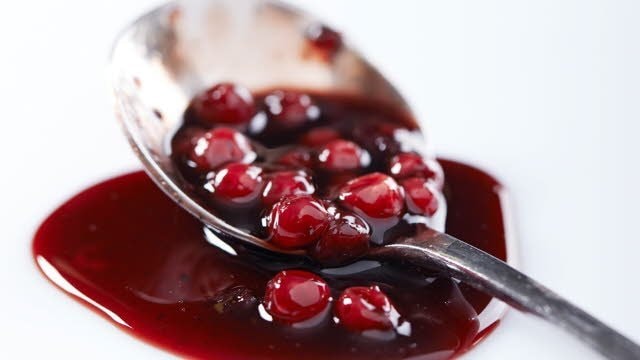 Rode bessensaus met milde specerijen Rode bessensaus met milde specerijen