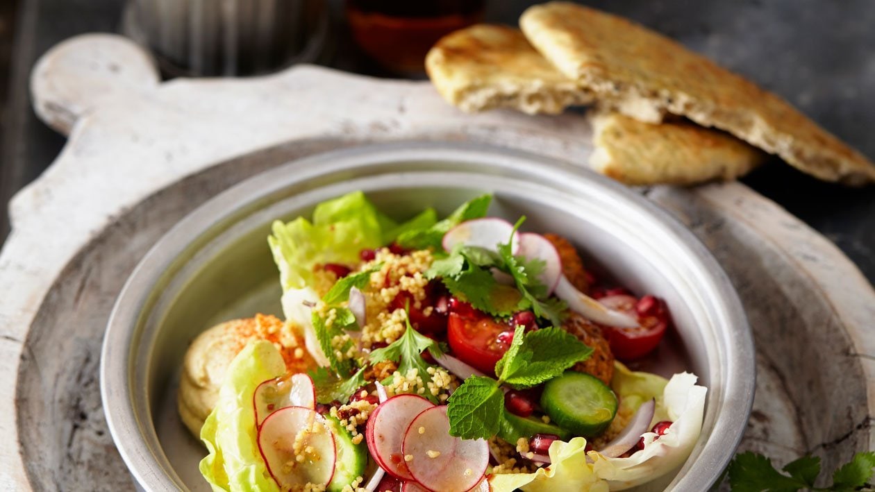 Taboulé couscoussalade met falafel en hummus