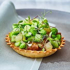 Tartelette met lams rendang met doperwten, tuinboontjes en asperges Tartelette met lams rendang met doperwten, tuinboontjes en asperges