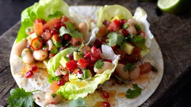 Tortilla met pittige watermeloensalsa en kropsla