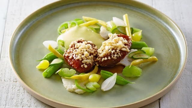 Varkenswangetjes met piccalilly en krokante aardappel