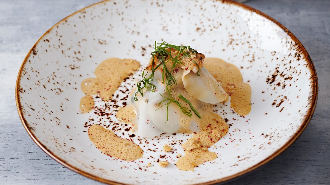 Open ravioli met scampi en een crème van schaaldieren en marsepein – Recept