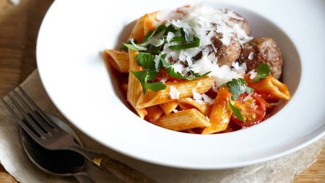 Penne Arrabbiata met gehaktballetjes en pecorino Penne Arrabbiata met gehaktballetjes en pecorino