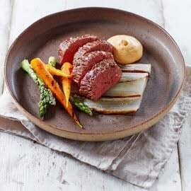 Bavette met geroosterde Chinese kool en paprikasaus Bavette met geroosterde Chinese kool en paprikasaus