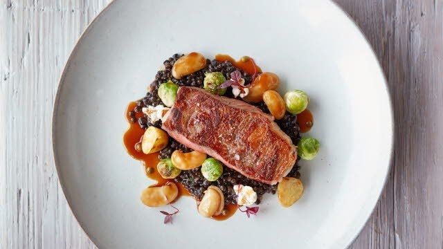 Gebakken entrecote met linzen, limabonen en spruitjes