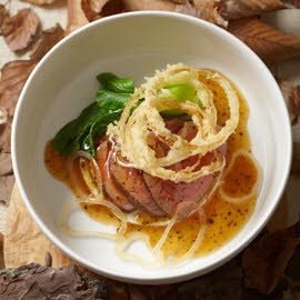 Gebakken ossenhaas met truffeltapenade en uientempura