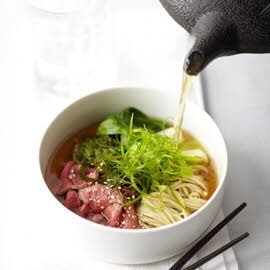 Gepocheerde ossenhaas met groene theenoedels en zeewiersalade