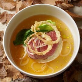 Gepocheerde ossenhaas met truffelbouillon en uientempura