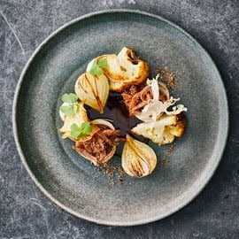 Geroosterde uien met bloemkool en stoofvlees Geroosterde uien met bloemkool en stoofvlees