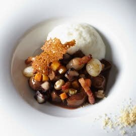 Hazenpeper met bloedworst en pastinaakpuree met witte chocolade Hazenpeper met bloedworst en pastinaakpuree met witte chocolade