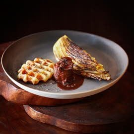 Hertenfilet met geroosterde kool en aardappelwafels en olijvenjus Hertenfilet met geroosterde kool en aardappelwafels en olijvenjus