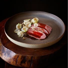 Hertenschouder met morillepuree en paddenstoelen crumble