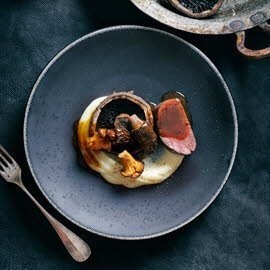 Hertfilet met geroosterde paddenstoelen en rozemarijn