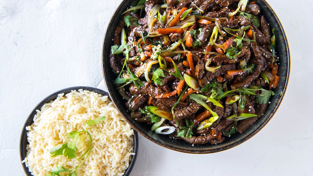 Japanse rundsreepjes teriyaki met krokante groenten en rijst. – Recept