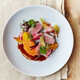 Lamsfilet met bietjes en zoete aardappel en peperjus Lamsfilet met bietjes en zoete aardappel en peperjus