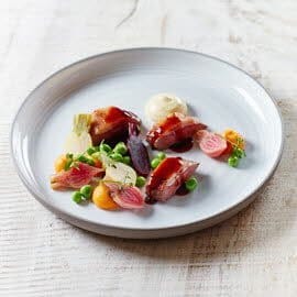 Lamsfilet met bietjes, zoete aardappel en vadouvan Lamsfilet met bietjes, zoete aardappel en vadouvan