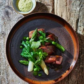Lamsfilet met morilles, asperges en amsoi-hollandaise Lamsfilet met morilles, asperges en amsoi-hollandaise