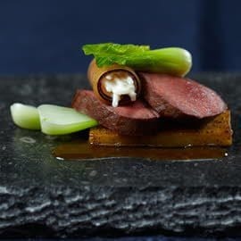 Ossenhaas met Waldorf salade, paksoi en truffeljus