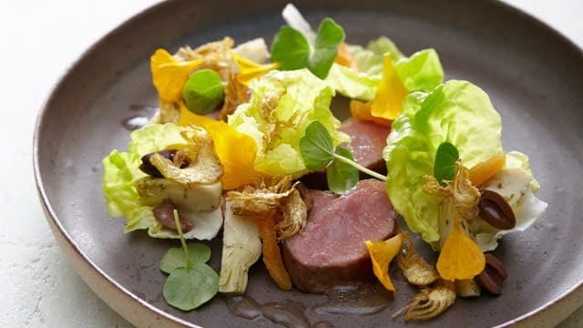 Salade met lamsfilet, abrikozen, olijven en artisjok