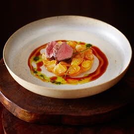 Tarte tatin van sjalotjes met hertfilet en citrusjus