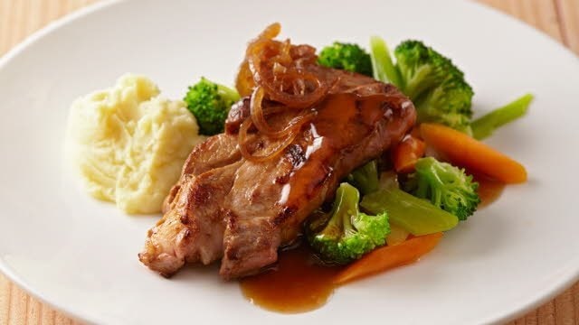 Varkenslapje met jus en zoetzure uien