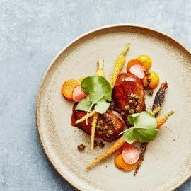 Varkenswang met kombu, oerworteltjes en kappertjes