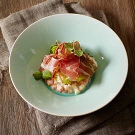 Wild zwijn coppa met hutspot salade, kropsla en krokante rookworst