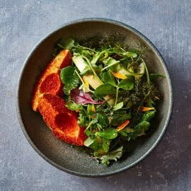 Avocado met tomaat en weidekruiden salade