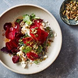 Bietjes met geitenkaas en geroosterde noten