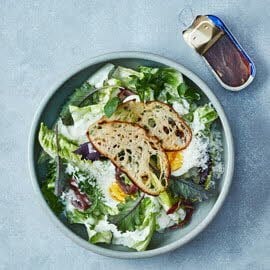 Caesar salade met krokante zuurdesem